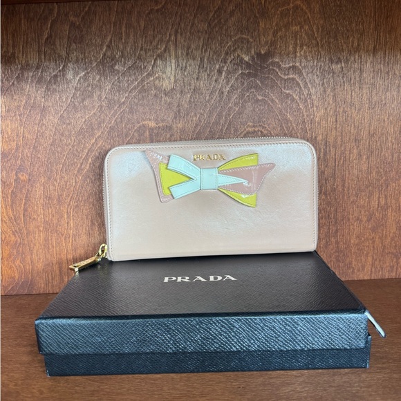 *50% OFF TODAY ONLY!* Prada zippy leather Bow Wallet - Picture 1 of 9